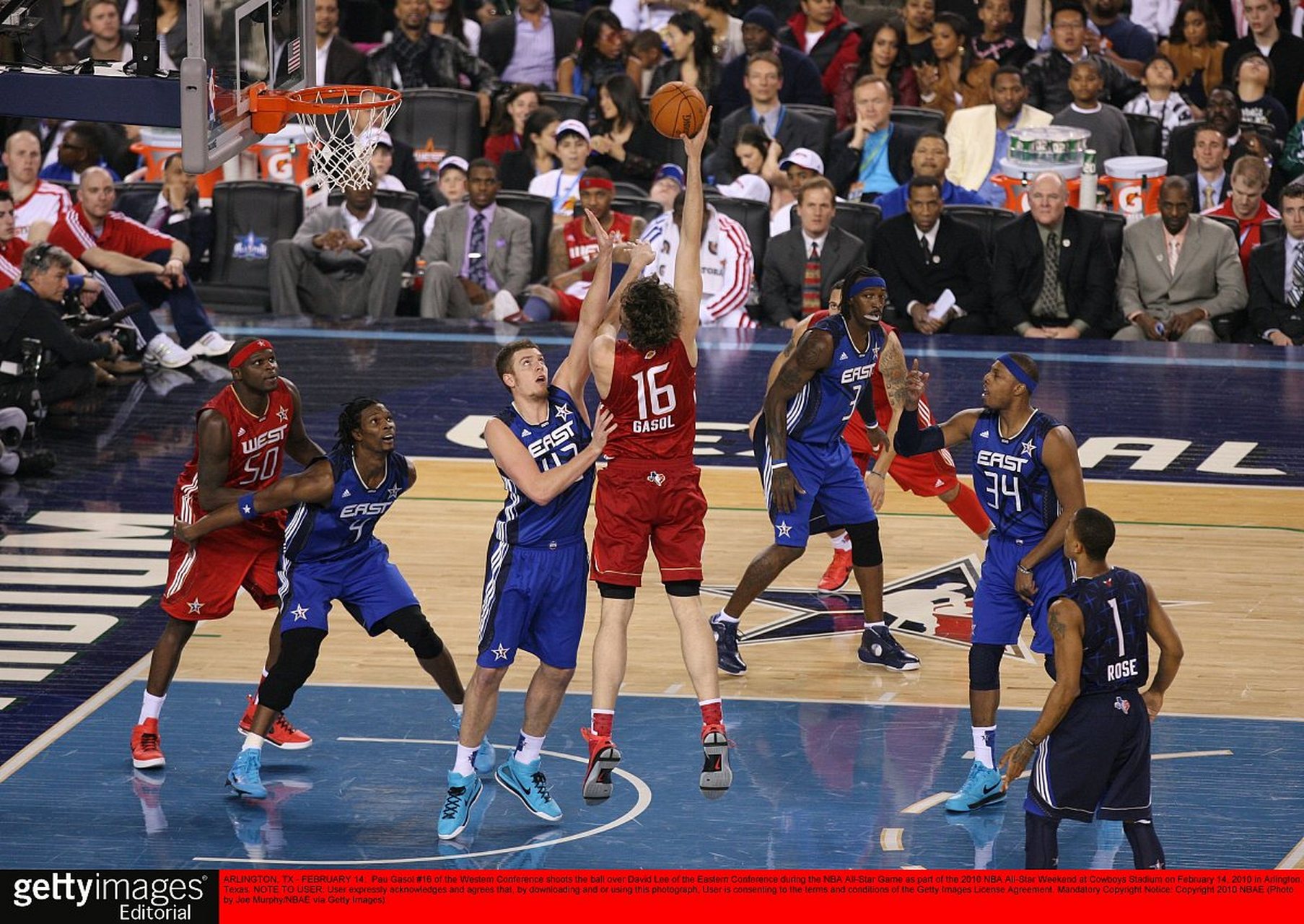 关于竞技场上精彩纷呈！球员们拼尽全力争胜的信息